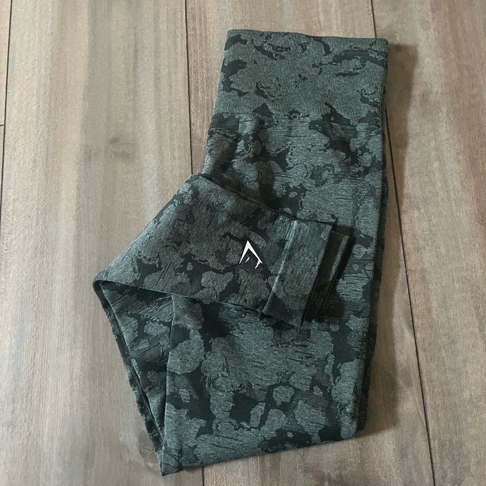GYMSHARK 🦈 MEDIUM - Picture 2 of 2
